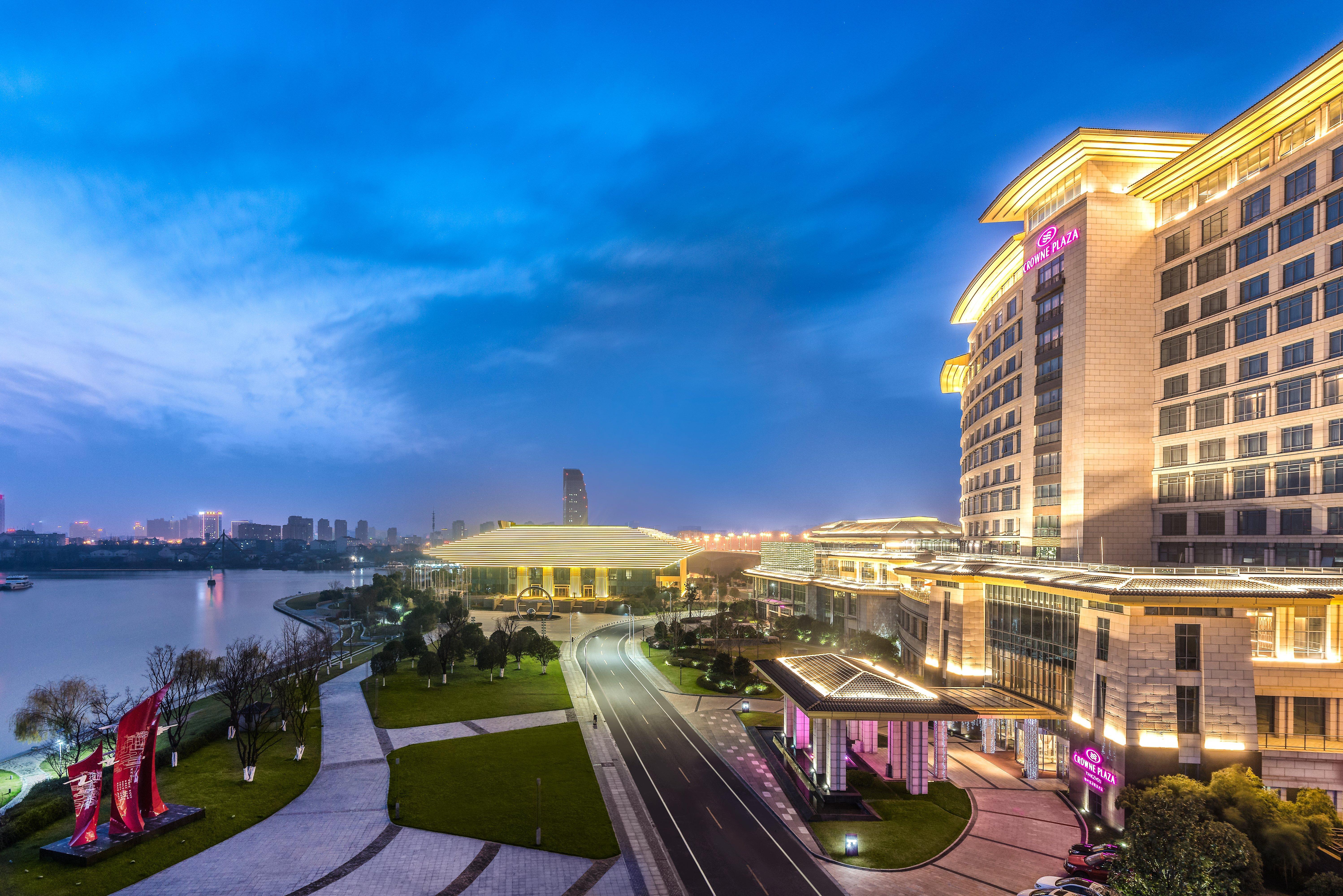 Crowne Plaza Yangzhou By Ihg Hotel Exterior photo
